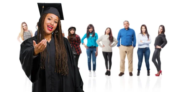 Joven Mujer Negra Graduada Con Trenzas Invitando Venir Confiada Sonriente —  Fotos de Stock