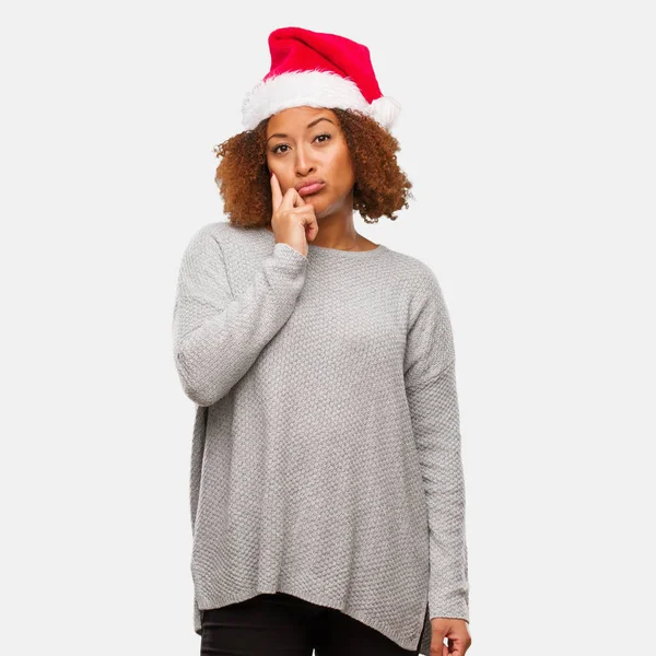 Jonge Zwarte Vrouw Dragen Een Kerstmuts Twijfelen Verward — Stockfoto