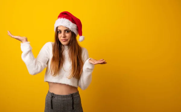 Jovem Mulher Bonita Segurando Presente Confuso Duvidoso — Fotografia de Stock