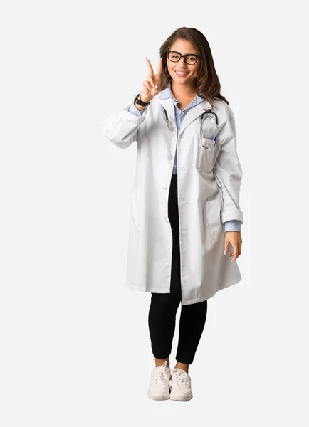 Hela Kroppen Ung Läkare Kvinna Visar Nummer Två — Stockfoto