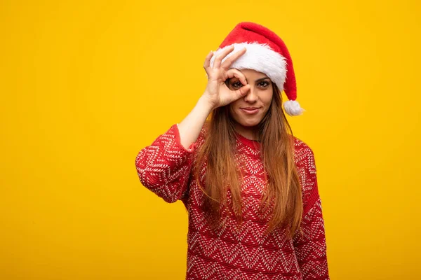 Mladá Žena Nosí Santa Hat Věří Dělají Gesto Oko — Stock fotografie