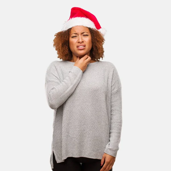 戴着圣诞老人帽子咳嗽 因病毒或感染而生病的年轻黑人妇女 — 图库照片