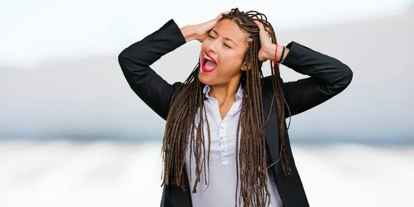 Retrato Uma Jovem Mulher Negócios Negra Louca Desesperada Gritando Fora — Fotografia de Stock