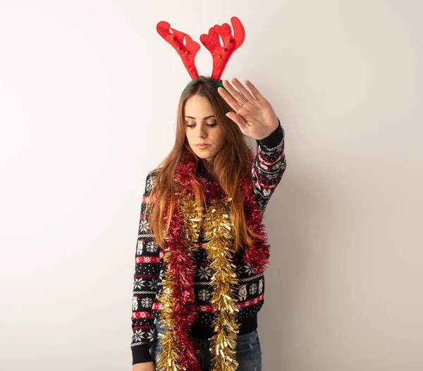 Jovem Mulher Bonita Vestindo Roupas Natal Colocando Mão Frente — Fotografia de Stock