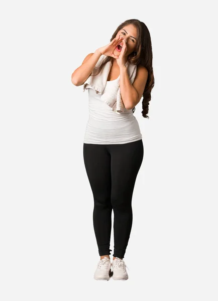 Cuerpo Completo Joven Fitness Curvilínea Mujer Gritando Algo Feliz Frente — Foto de Stock