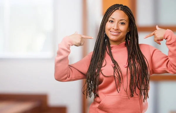 Портрет Молодої Чорношкірої Жінки Коси Гордий Впевнений Вказуючи Пальці Наприклад — стокове фото