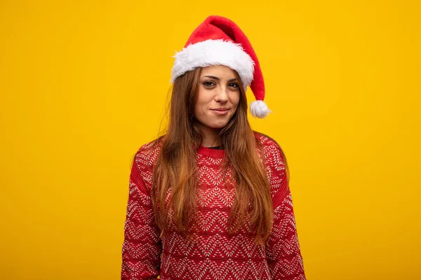 Jovem Mulher Usando Chapéu Papai Noel Pensando Uma Ideia — Fotografia de Stock