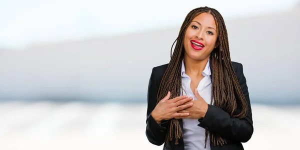 Retrato Uma Jovem Mulher Negócios Negra Fazendo Gesto Romântico Apaixonado — Fotografia de Stock