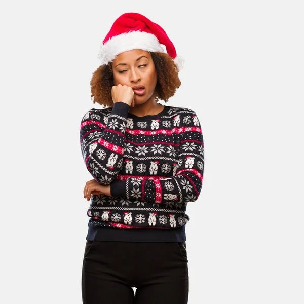 年轻的黑人妇女在一个时髦的圣诞毛衣与打印累了 非常困倦 — 图库照片