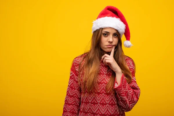 Mladá Žena Nosí Santa Hat Pochybovat Zmatený — Stock fotografie