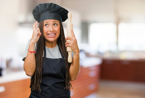 Porträt Einer Jungen Schwarzen Bäckerin Die Ihm Die Daumen Drückt — Stockfoto