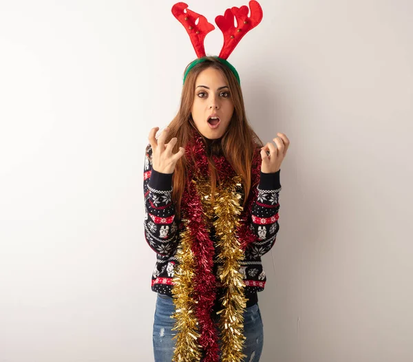 Noel Giysileri Kızgın Üzgündüm Giyen Kadın Genç Güzel — Stok fotoğraf