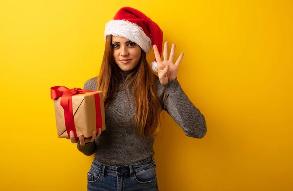 Joven Bonita Mujer Sosteniendo Regalo Mostrando Número Cuatro — Foto de Stock