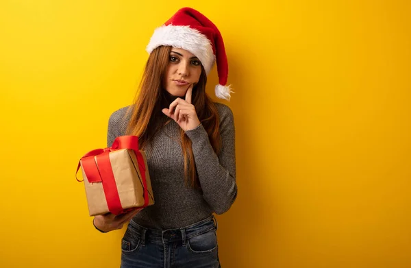 Joven Bonita Mujer Sosteniendo Regalo Dudando Confundida — Foto de Stock