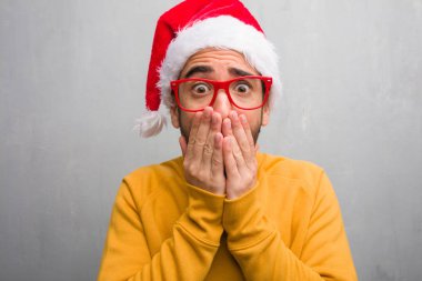 Genç adam Noel hediyeleri çok korkmuş ve korkmuş gizli tutarak günü kutluyor