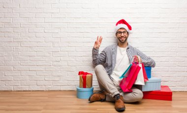 Genç deli kutluyor Noel onun evinde adam.