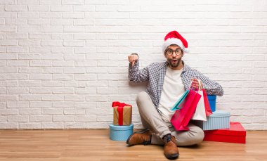 Genç deli kutluyor Noel onun evinde adam.