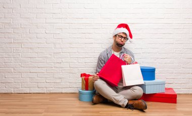 Genç deli kutluyor Noel onun evinde adam.