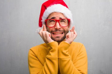 Kutlama Noel günü hediyeler şans sahip için geçiş parmak tutan genç adam