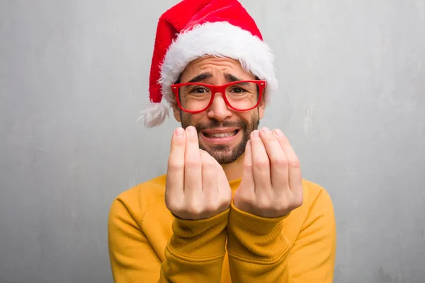 Joven Celebrando Día Navidad Sosteniendo Regalos Haciendo Gesto Necesidad —  Fotos de Stock