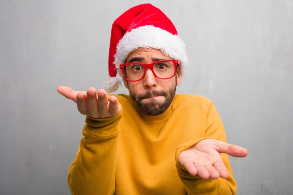 Jovem Celebrando Dia Natal Segurando Presentes Confusos Duvidosos — Fotografia de Stock