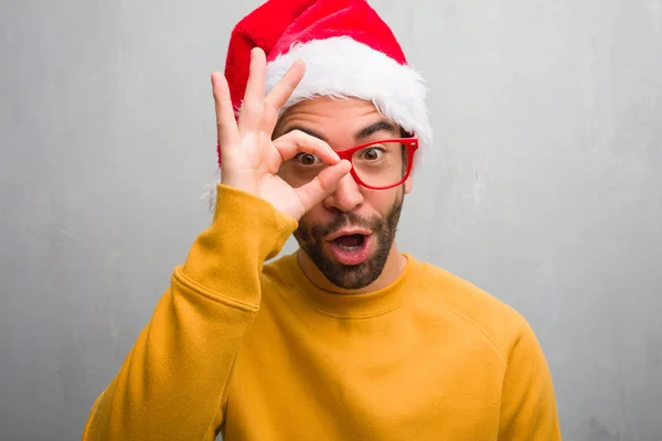 Junger Mann Feiert Weihnachten Mit Geschenken Selbstbewusst Macht Geste Auf — Stockfoto