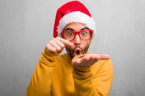 Jovem Celebrando Dia Natal Segurando Presentes Segurando Algo Com Mão — Fotografia de Stock