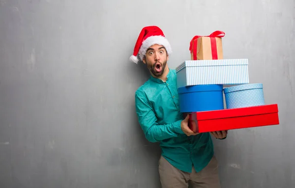 Jovem Louco Segurando Presentes Celebrando Natal — Fotografia de Stock