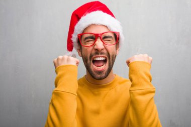 Kutlama Noel günü şok ve sürpriz hediyeler tutan genç adam