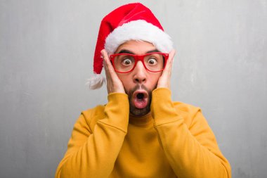 Kutlama Noel günü şok ve sürpriz hediyeler tutan genç adam