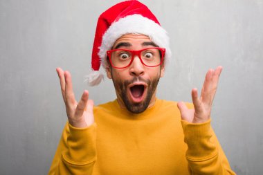 Kutlama Noel günü hediyeler bir zafer ya da başarı kutluyor tutan genç adam