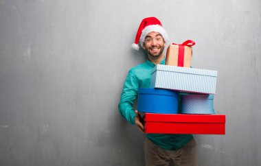 Kutlama Noel hediyeleri tutan genç deli adam