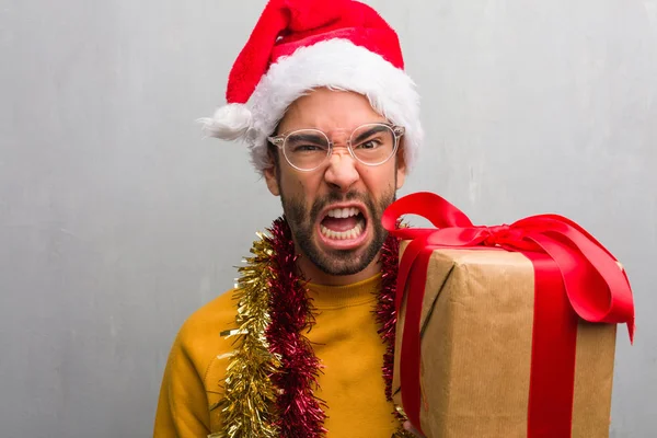 Jovem Sentado Com Presentes Celebrando Natal Gritando Muito Irritado Agressivo — Fotografia de Stock