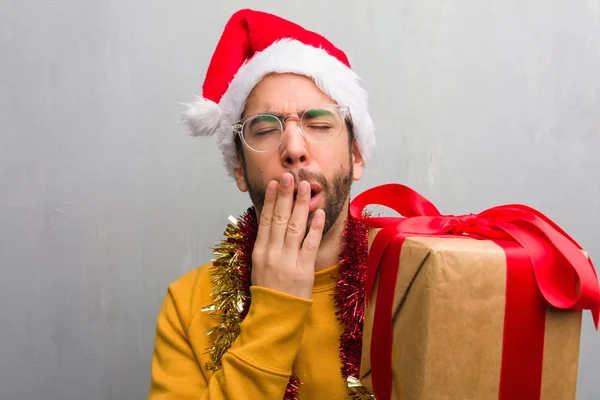 Jovem Sentado Com Presentes Celebrando Natal Cansado Muito Sonolento — Fotografia de Stock