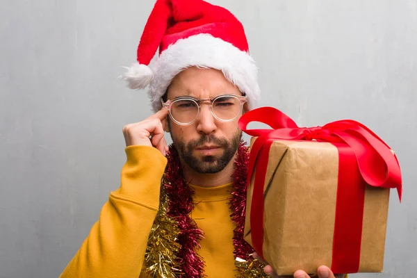 Jovem Sentado Com Presentes Celebrando Natal Fazendo Gesto Concentração — Fotografia de Stock