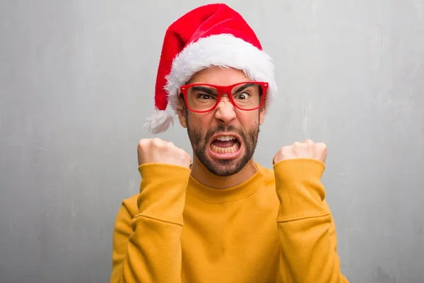 Junger Mann Feiert Weihnachten Mit Geschenken Und Schreit Sehr Wütend — Stockfoto