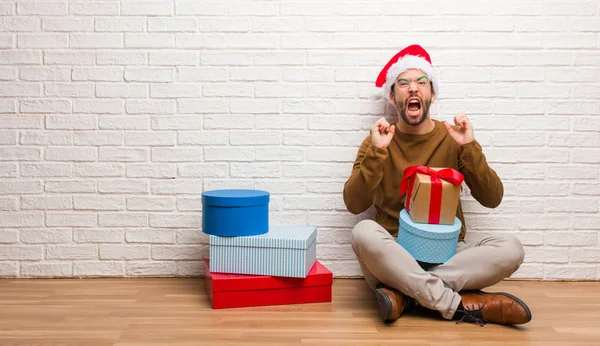 Jovem Sentado Com Presentes Celebrando Natal Gritando Muito Irritado Agressivo — Fotografia de Stock