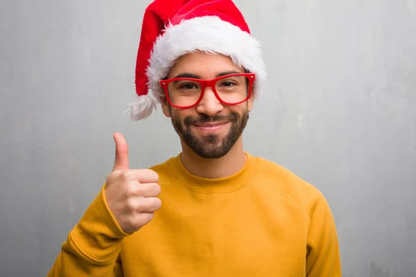 Młody Człowiek Obchodzi Boże Narodzenie Gospodarstwa Prezenty Uśmiechając Się Podnoszenia — Zdjęcie stockowe