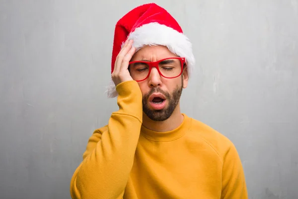 Joven Celebrando Día Navidad Sosteniendo Regalos Cansados Muy Somnolientos —  Fotos de Stock