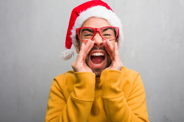 Młody Człowiek Obchodzi Boże Narodzenie Gospodarstwa Prezenty Krzycząc Coś Szczęśliwy — Zdjęcie stockowe