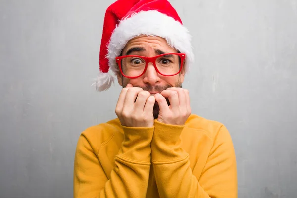 Jovem Celebrando Dia Natal Segurando Presentes Mordendo Unhas Nervoso Muito — Fotografia de Stock