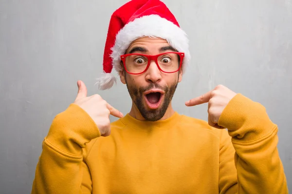Ünneplő Karácsony Napján Gazdaság Ajándékok Meglepett Fiatal Férfi Úgy Érzi — Stock Fotó