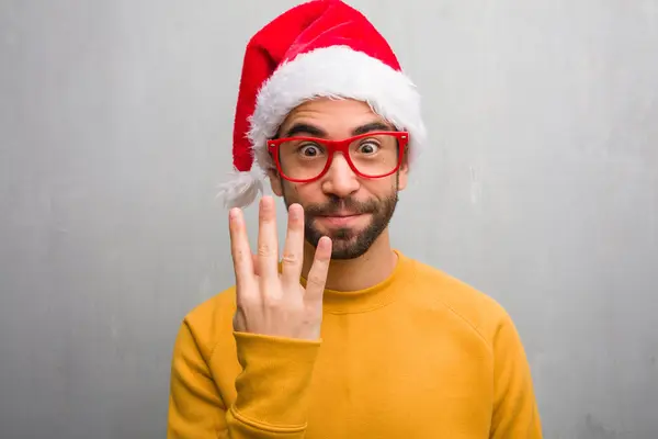 Joven Celebrando Día Navidad Sosteniendo Regalos Que Muestran Número Cuatro —  Fotos de Stock