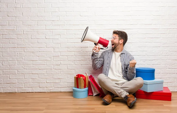 Ung Galen Man Fira Jul Sitt Hus — Stockfoto