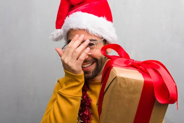 Jovem Sentado Com Presentes Celebrando Natal Envergonhado Rindo Mesmo Tempo — Fotografia de Stock