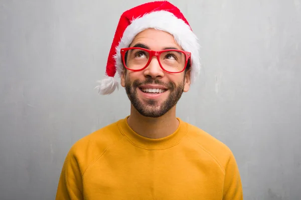 Fiatal Ember Ünneplők Karácsony Napján Gazdaság Ajándékok Álmodik Céljai Célkitűzései — Stock Fotó