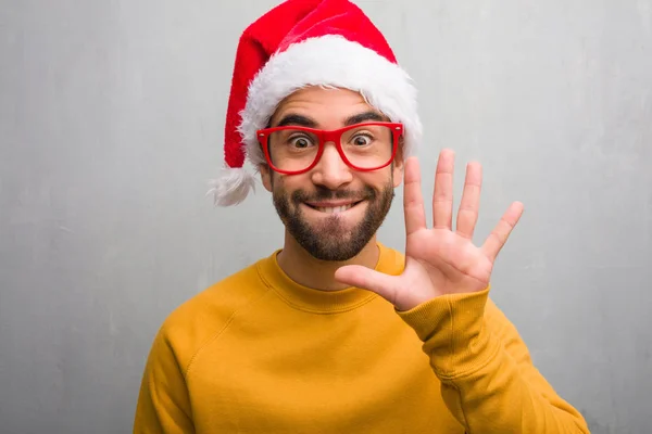 Joven Celebrando Día Navidad Sosteniendo Regalos Que Muestran Número Cinco — Foto de Stock