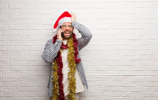 Jeune Homme Assis Avec Des Cadeaux Célébrant Noël Oublieux Réaliser — Photo