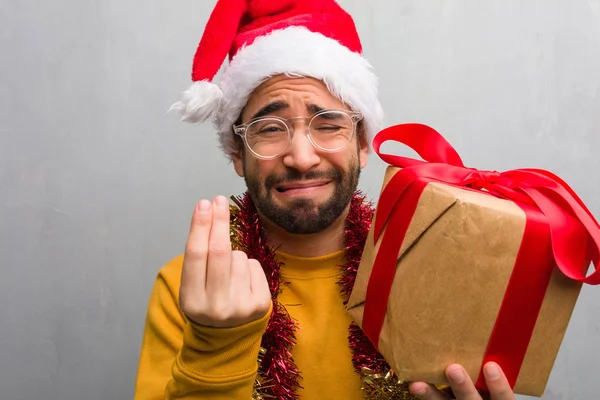 Junger Mann Sitzt Mit Geschenken Bei Der Weihnachtsfeier Und Macht — Stockfoto