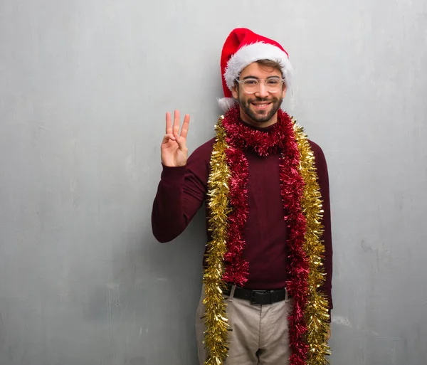 Молодий Чоловік Святкує Різдвяний День Подарунками Показують Номер Три — стокове фото
